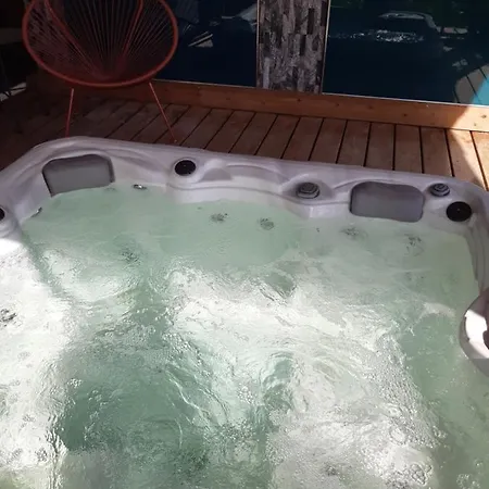 Double Avec Piscine Et Jacuzzi Bed & Breakfast 3*